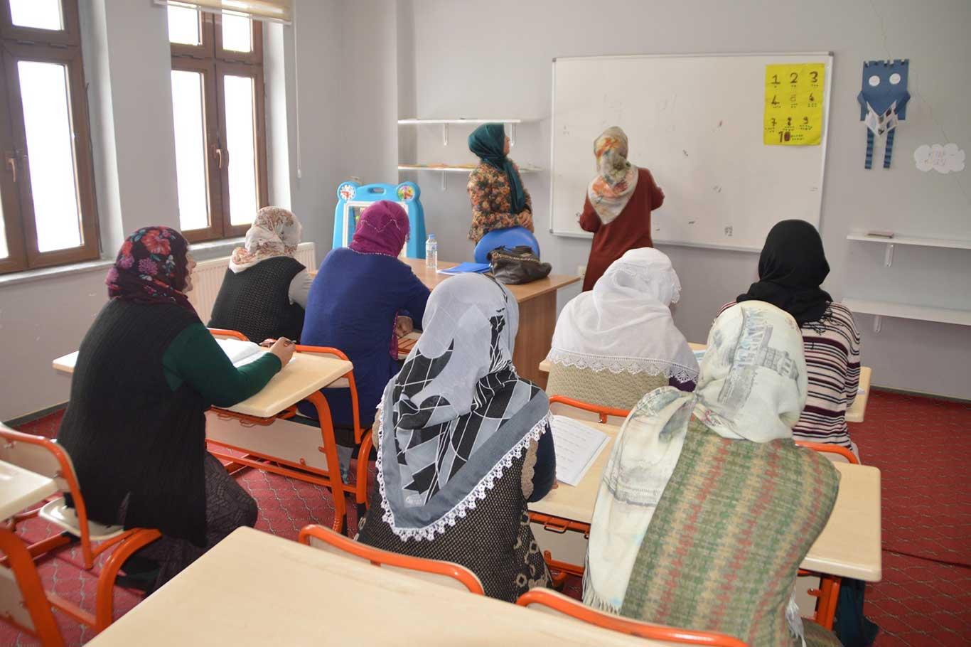 Ağrılı kadınlar ADEM'le ev ekonomilerine katkı sağlıyorlar